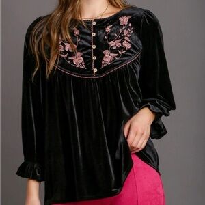 Umgee Black Velvet Top with Mauve Floral Enbroidery Detail NWT Size Large